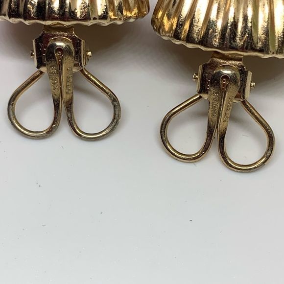 VINTAGE⚜️RARE NAPIER Tufted Golden Domed Clip Earrings - Picture 5 of 6